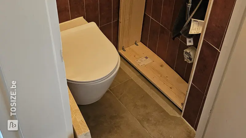 Meuble sous-vasque de toilette fait maison, par Jurriën