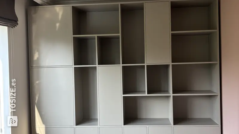 Elegante mueble con compartimentos para el salón, de Saskia.