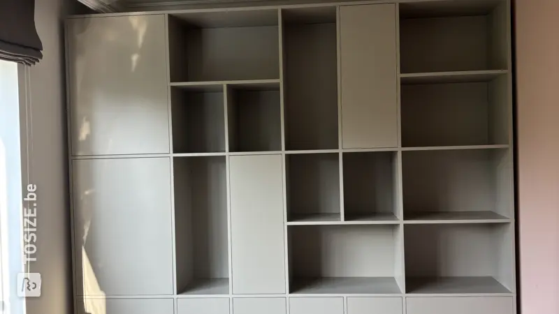 Meuble à compartiments élégant pour le salon, par Saskia