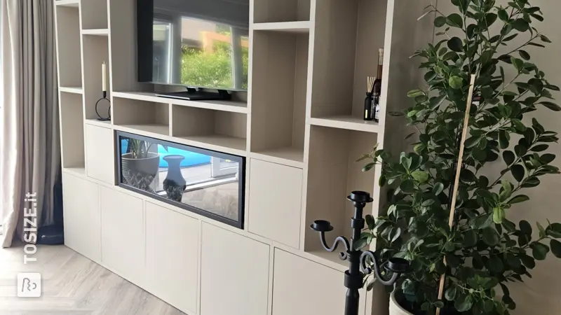 Elegante mobile porta TV e pensile a muro con caminetto elettrico, di Dominique.