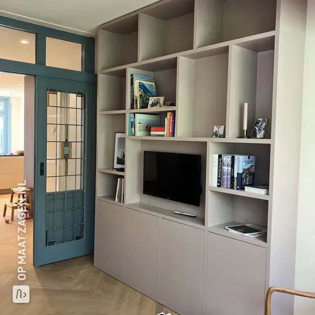 Beige kastenwand met open vakken en legplanken