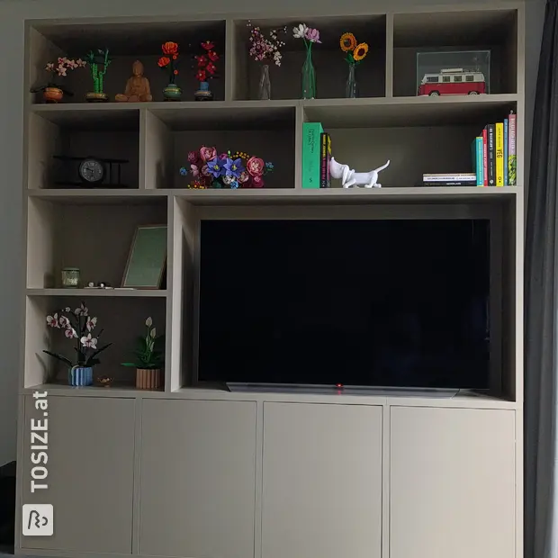 Beigefarbener Wandschrank mit offenen Fächern und Türen