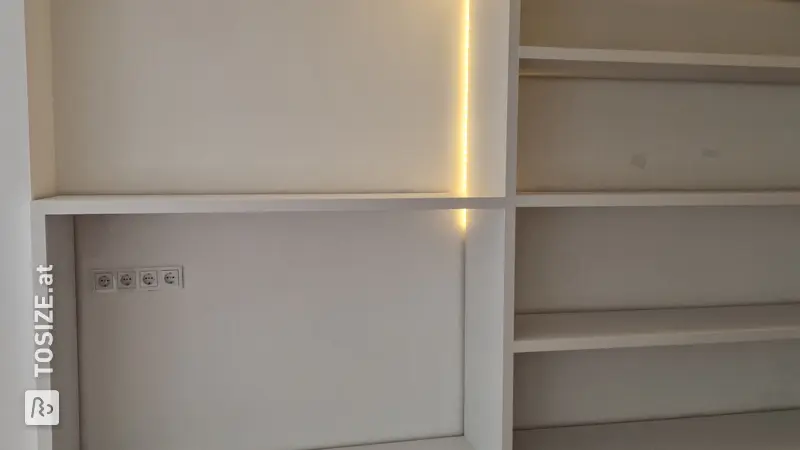 Einzigartiges, maßgefertigtes Bücherregal und TV-Schrank aus MDF von Eibert