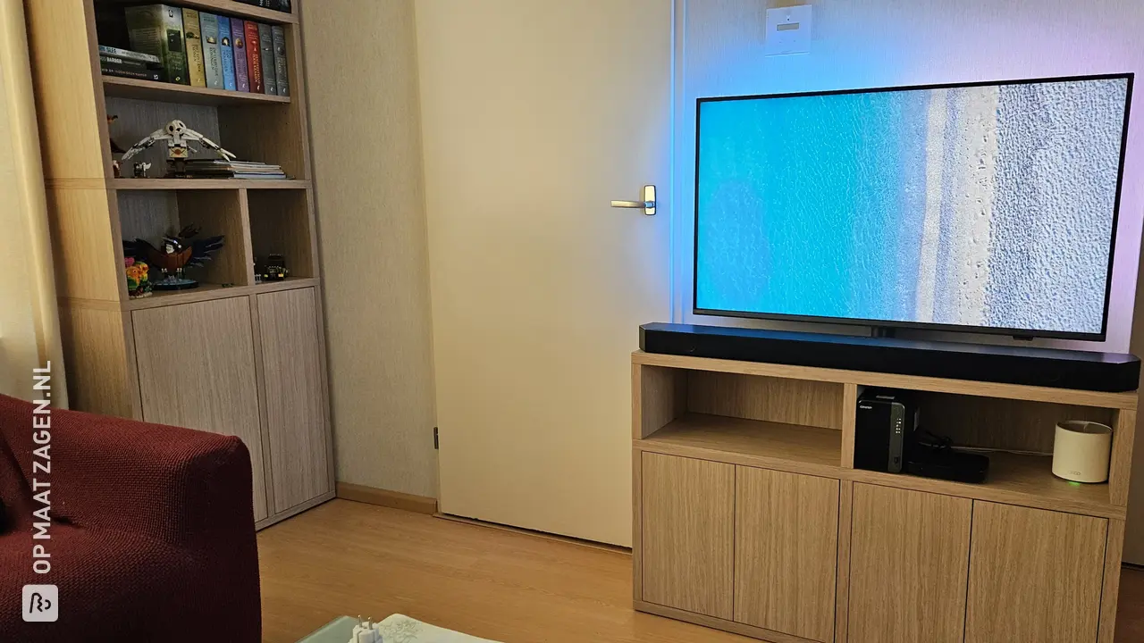 Stijlvol DIY TV-meubel en Boekenkast in Atlas oak, door Wouter