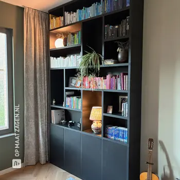Zelfgemaakte zwarte boekenkast voor de woonkamer, door Elizabeth