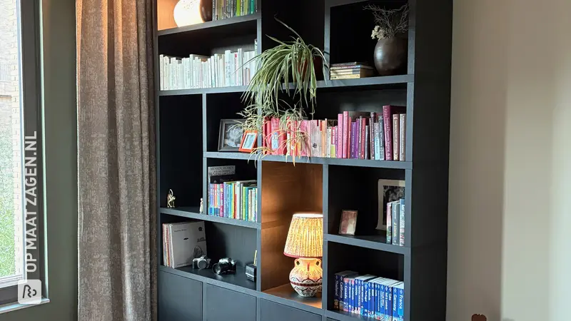 Zelfgemaakte zwarte boekenkast voor de woonkamer, door Elizabeth