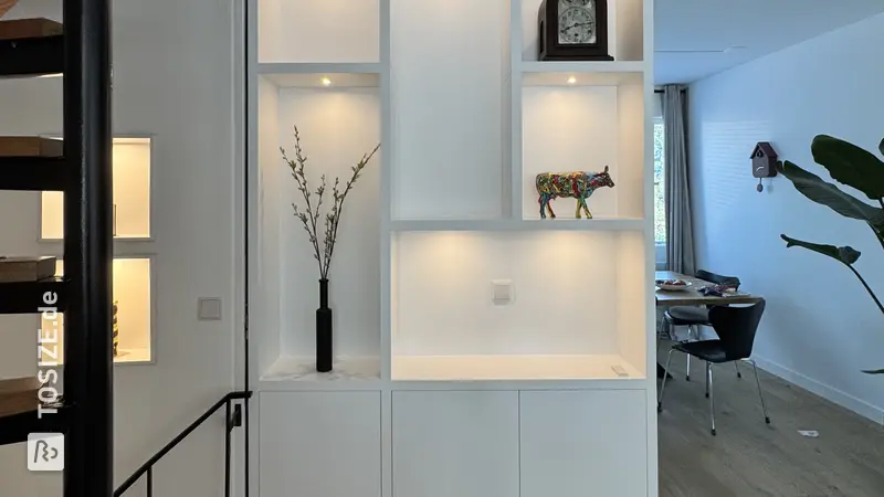 Weißer Schrank mit Fächern unter der Treppe für das Wohnzimmer, von Sjors