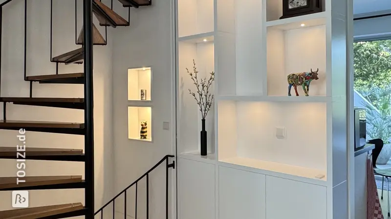 Weißer Schrank mit Fächern unter der Treppe für das Wohnzimmer, von Sjors