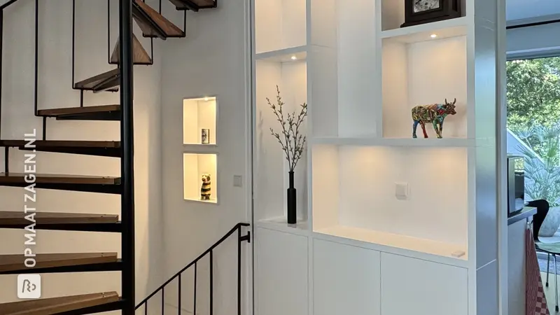 Witte Vakkenkast onder de Trap voor de Woonkamer, door Sjors