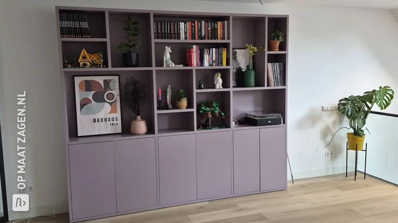 Stijlvolle Mild Lilac Vakkenkast voor de Woonkamer, door G&M