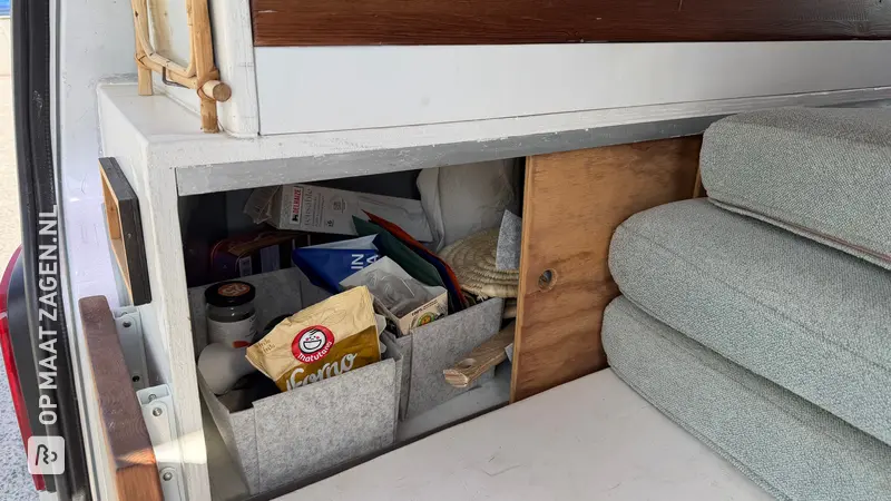 Op maat gemaakte schappen en elektrische isolatie voor campervans door Leonid