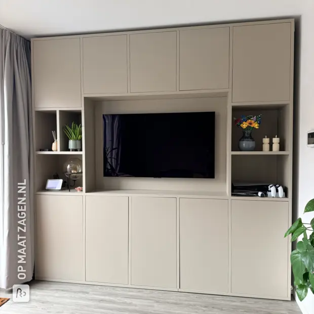 Crème kastenwand met open vakken en deuren