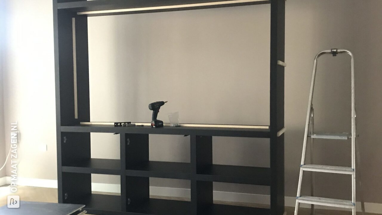 Maatwerk televisiekast van zwart eiken, door An