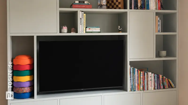 Stilvolles Bücherregal und TV-Möbel in Salbeigrün von Emine
