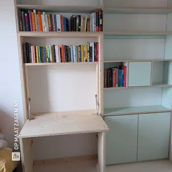 Wandkast met opklapbaar bureau en boekenkast in nis, door Philip