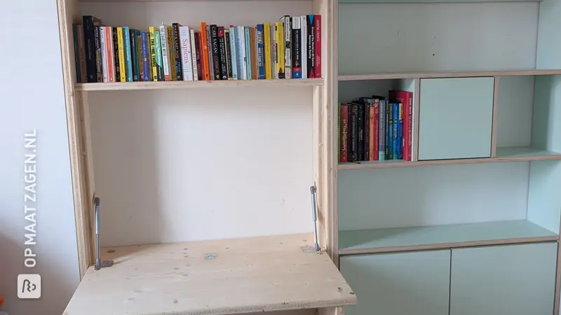 Wandkast met opklapbaar bureau en boekenkast in nis, door Philip