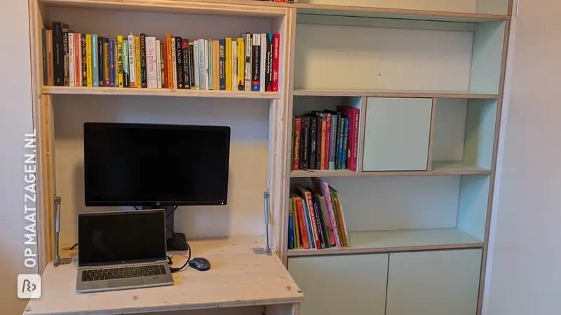 Wandkast met opklapbaar bureau en boekenkast in nis, door Philip