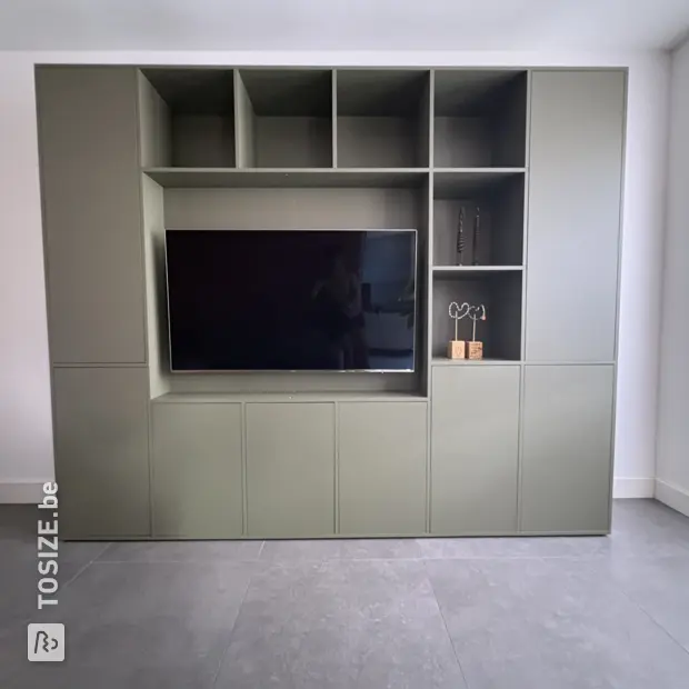 Groene kastenwand met open vakken en deuren