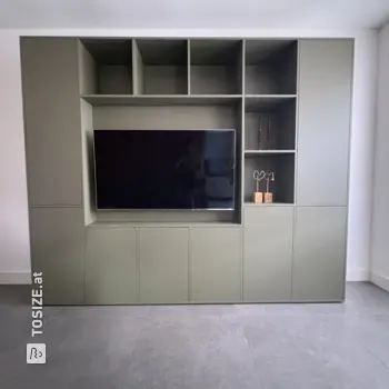 Maßgeschneiderter TV-Schrank in Green Shadow von Stijn