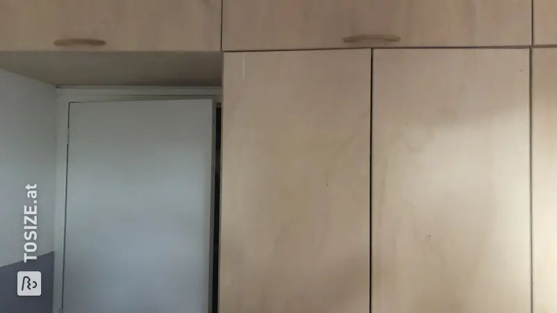 Stilvoller Kleiderschrank mit Schranktüren aus Sperrholz, von Erik