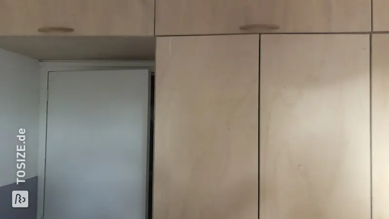 Stilvoller Kleiderschrank mit Schranktüren aus Sperrholz, von Erik