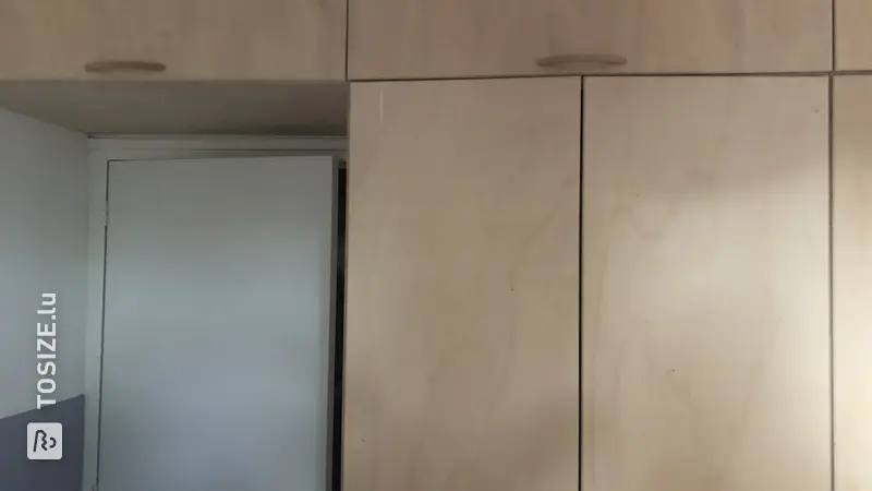Armoire élégante avec portes en contreplaqué, par Erik