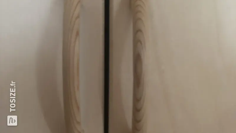 Armoire élégante avec portes en contreplaqué, par Erik