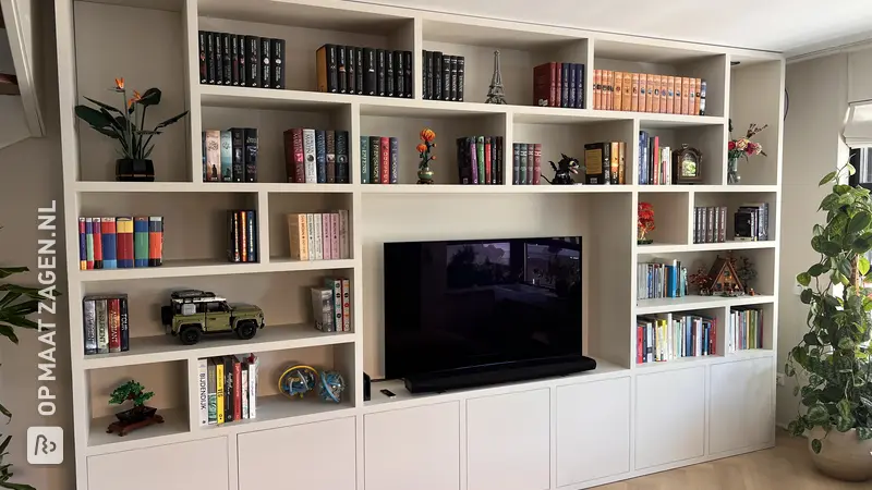 Stijlvolle boekenkast en tv-kast in de woonkamer, door Marijke en Marco