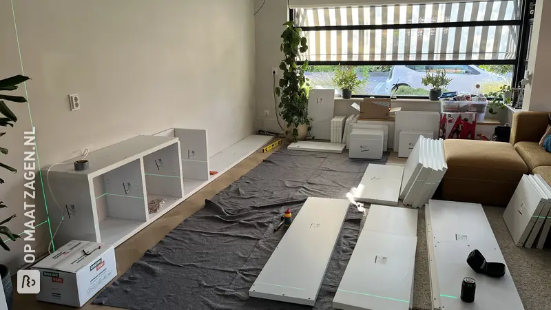 Stijlvolle boekenkast en tv-kast in de woonkamer, door Marijke en Marco