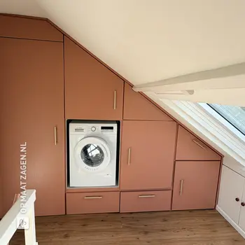 Custom-made washing machine cabinet in the attic, by Pieter