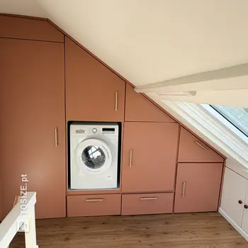 Custom-made washing machine cabinet in the attic, by Pieter
