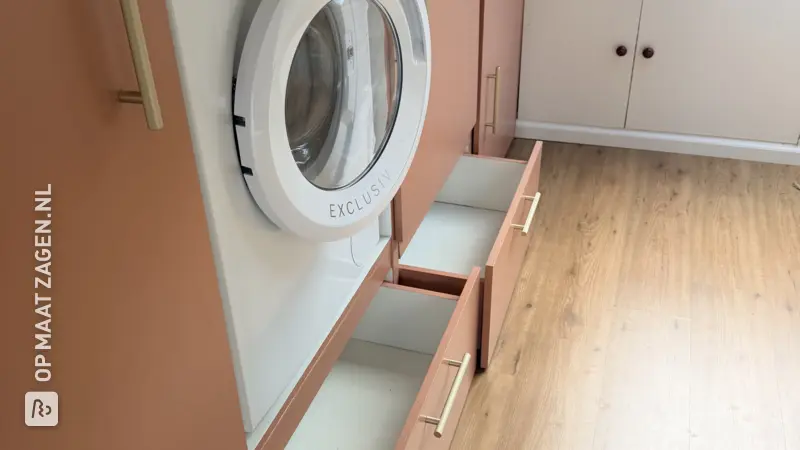 Op maat gemaakte wasmachine kast in de zolder, door Pieter