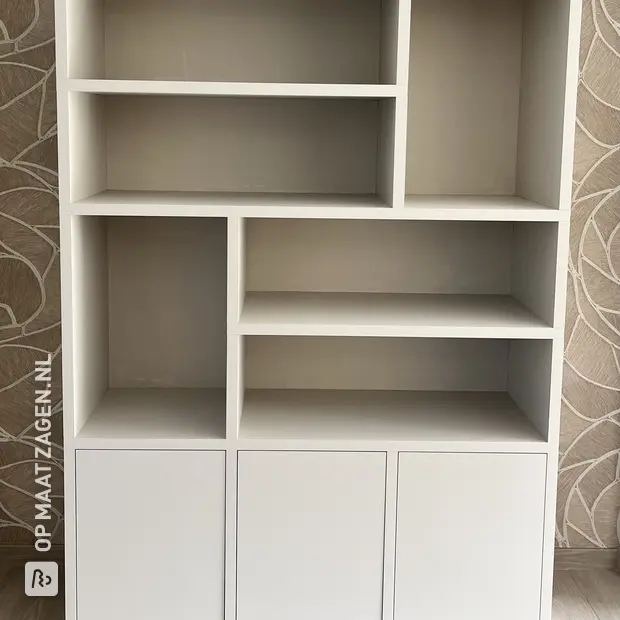 Witte vakkenkast met open vakken en deuren