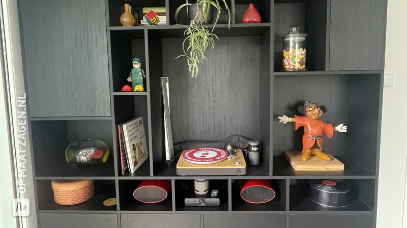 Stijlvolle Zwarte Wandkast voor de Woonkamer, door Michelle