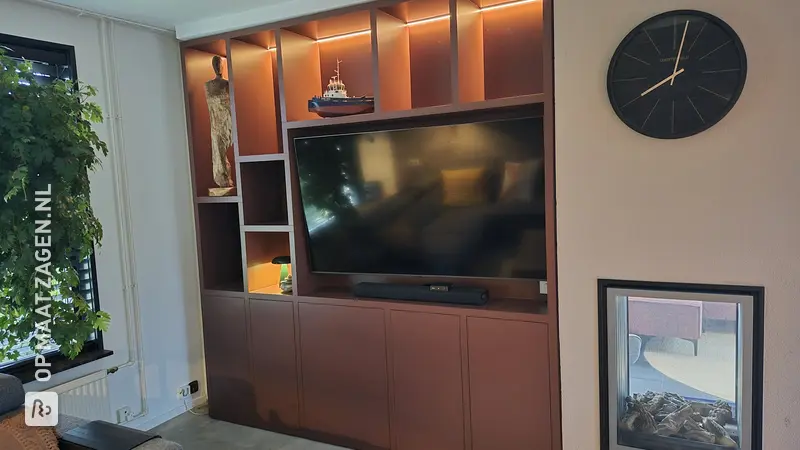 Prachtige Tv-wandkast met Vakken in Woonkamer, door G.C.
