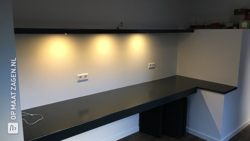 Zwevend bureau met plank op maat, door Victor