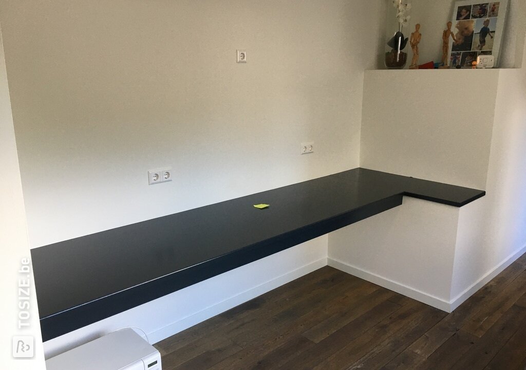 Zwevend bureau met plank op maat, door Victor