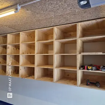 Industriële Garage Kast Ophangen met Underlayment, door Michiel