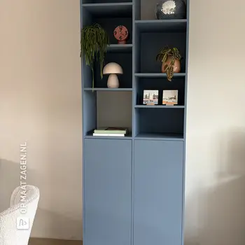 Blauwe Woonkamerkast van MDF in Frozen Blueberry, door Nancy