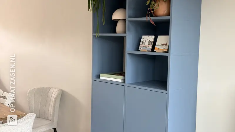 Blauwe Woonkamerkast van MDF in Frozen Blueberry, door Nancy