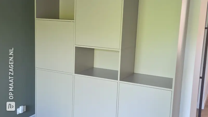 Stijlvolle Spelletjeskast met Akoestisch Paneel in de Woonkamer, door Maaike