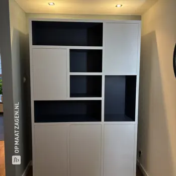 Grijsblauwe Vakkenkast voor de Woonkamer, door Naomi