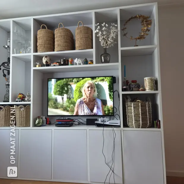 Witte kastenwand met open vakken en deuren