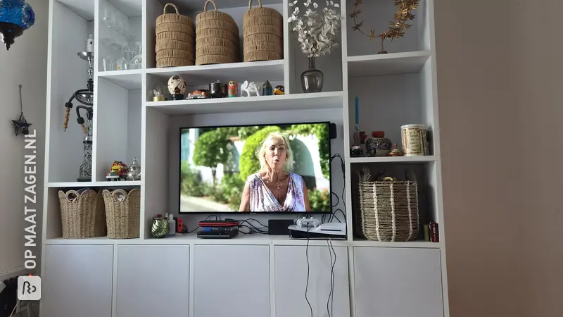 Op maat gemaakte vakkenkast en televisiemeubel, door Sarah