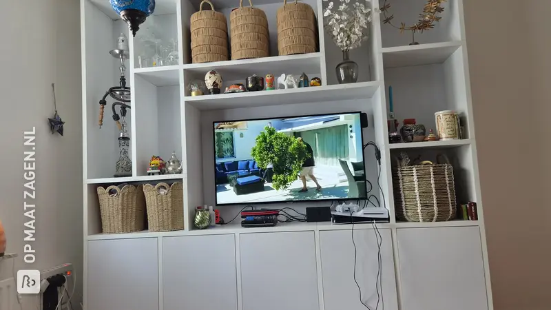 Op maat gemaakte vakkenkast en televisiemeubel, door Sarah