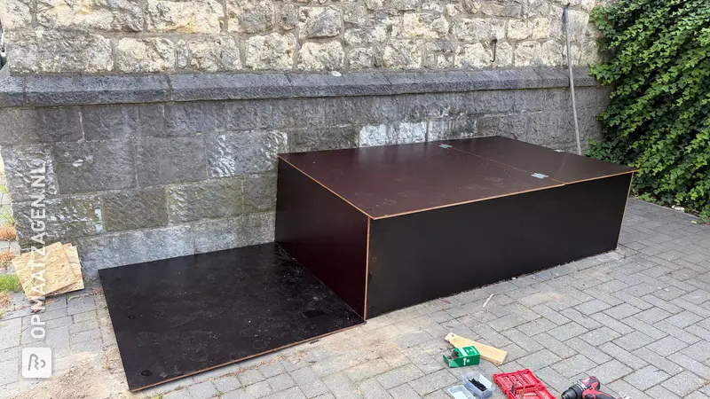 Sealing of the cellar entrance with a concrete plywood cover, by Harmen
