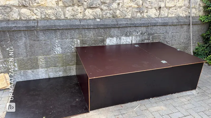 Afdichting van de kelderingang met een deksel van betonplex, door Harmen