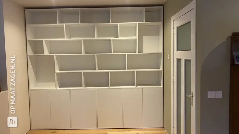 Stijlvolle Boekenkast met Dichte Kastjes in Frost White, door Annelies