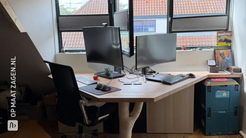 Dubbel beuken bureau met krabpaal, door Jeroen
