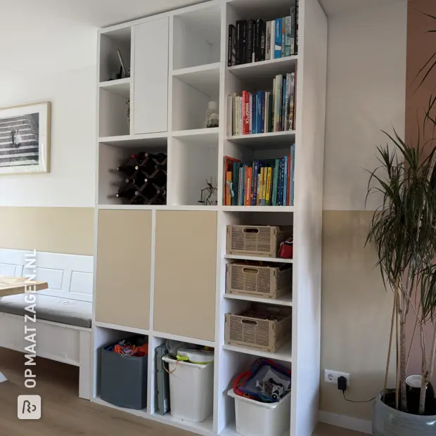 Witte kastenwand met deuren en open vakken